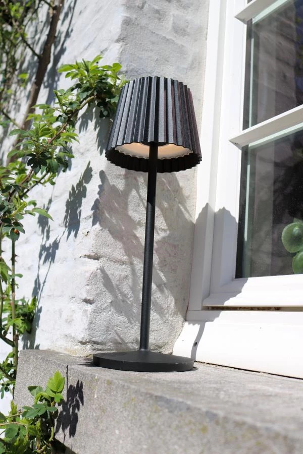 Lucide JUSTINE - Lampe de table Rechargeable Intérieur/Extérieur - Batterie/Piles - LED Dim. - 1x2W 2700K - IP54 - Avec station de charge sans fil - Noir - ambiance 3